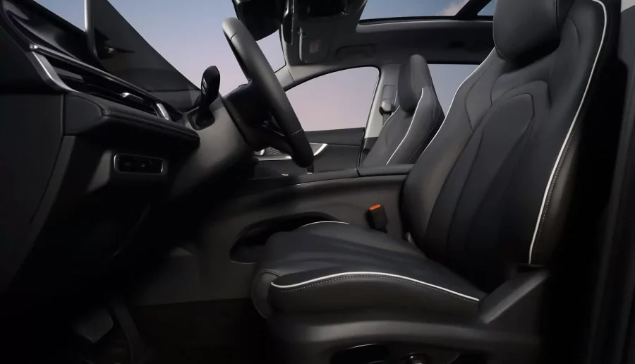 Renting Coches Ebro S700 1.6 TGDI Luxury 7 DCT Gris, Blanco / Negro