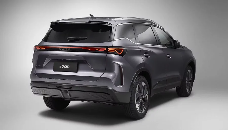 Renting Coches Ebro S700 1.6 TGDI Luxury 7 DCT Gris, Blanco / Negro