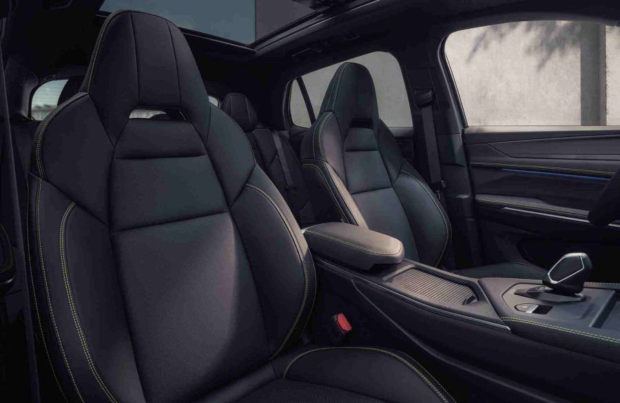 Renting Coches Lynk & Co 01 1.5 PHEV More Crystal White, Sparking Black