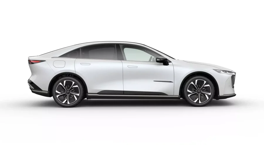 Renting Coches Mazda 6e EV Takumi Blanco