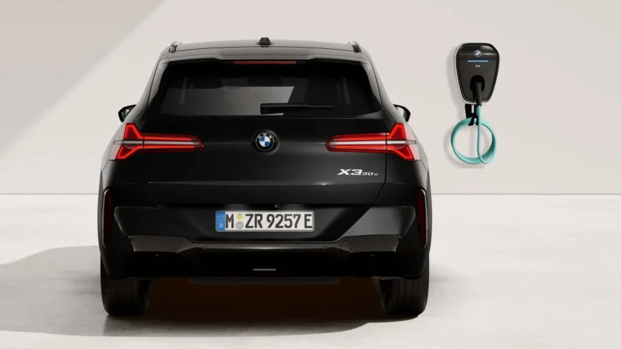 Renting Coches BMW X3 30e xDrive M Sport Black Sapphire, Arctic Race Blue