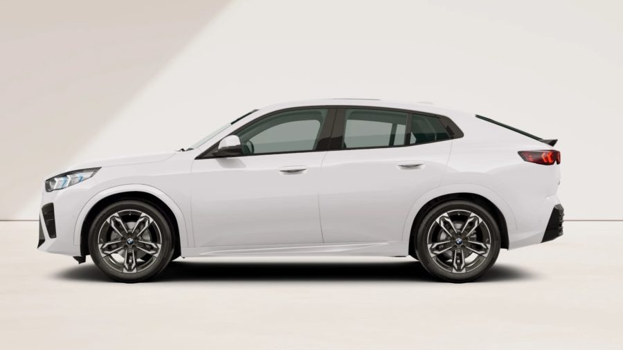 Renting Coches BMW iX2 eDrive20 M Sport Alpine White