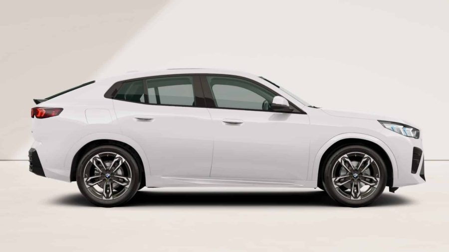 Renting Coches BMW iX2 eDrive20 M Sport Alpine White