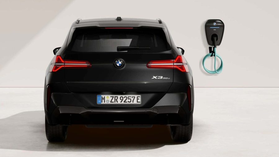 Renting Coches BMW X3 30e xDrive M Sport Black Sapphire, Arctic Race Blue